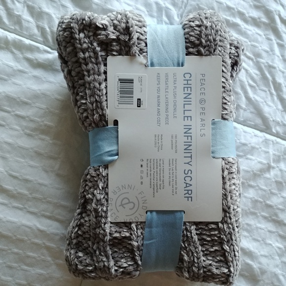 SOLD-Gray knit infinity scarf - Picture 3 of 3